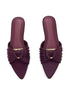 Giày sandal đế bằng nữ màu đỏ rượu vang, chất liệu Lycra, khóa kim loại vàng, điểm nhấn nhún bèo, mũi nhọn, thoải mái, thích hợp cho các buổi tiệc hoặc các dịp thường ngày. - Màu Đỏ Sâu - Xem 1