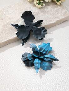 1 对度假风格金属花朵吊坠耳环，适合女士日常和派对装扮，花朵图案随机