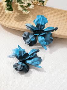 1 对度假风格金属花朵吊坠耳环，适合女士日常和派对装扮，花朵图案随机