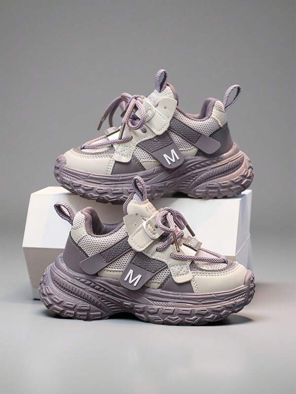 Ein Paar Kinderschuhe mit Klettverschlüssen und farblich abgestimmtem Mesh für Outdoor, Sport, Klettverschluss, Buchstaben, Schule, Kinderschuhe Mädchen