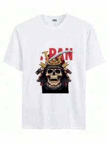 Camiseta de manga corta casual de verano para hombre - Calavera con casco de samurái sosteniendo dos espadas katana, impresa contra un fondo oscuro con la palabra Japón en rojo brillante. Camiseta de algodón puro natural y transpirable. - Blanco - Ver 1