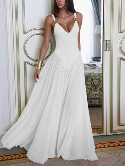 Un vestido de línea A de doble capa de tul largo con estilo de vacaciones