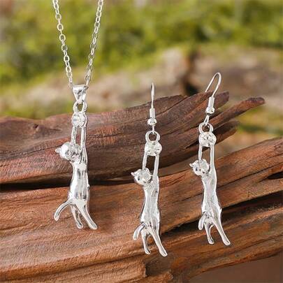 可爱猫咪吊坠耳环，银色立方氧化锆动物饰品，送给爱猫人士的礼物，适合女性、妈妈、女儿，情人节、婚礼、订婚、周年纪念、圣诞节等场合佩戴