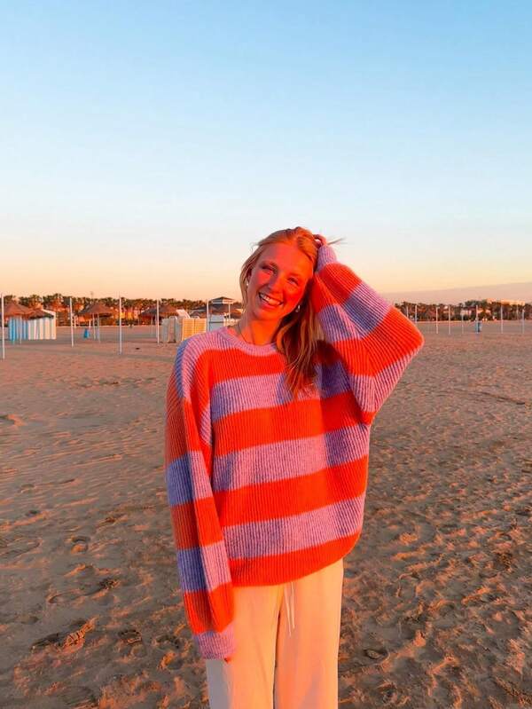 كنزة صوفية نسائية مضفرة بأكمام طويلة وياقة مستديرة، قياس عادي، بتفاصيل محبوكة مرنة، مناسبة للارتداء اليومي والتنقل في فصلي الخريف والشتاء