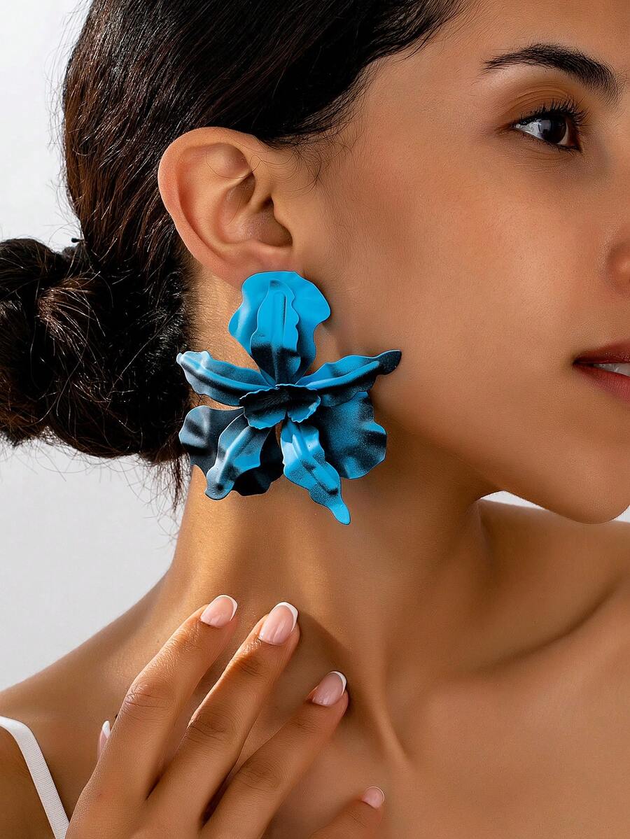 1 对度假风格金属花朵吊坠耳环，适合女士日常和派对装扮，花朵图案随机