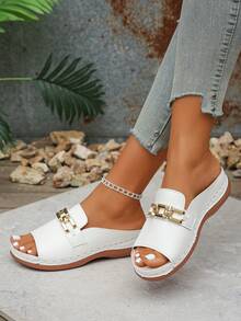 Fashionable Metal Chain Buckle, Simple And Pure Color, Comfortable And Lightweight, Women's Wedge Heel Thick-Soled Sandals, Open-Toe, One-Word White Sandals, Soft-Soled White Sandals, Resort Style, Suitable For Summer Daily Wear, Indoor And Outdoor Wear, Casual Shopping, Vacation, Play, Beach Slippers, White Slippers, White Shoes, Large Size Women's Shoes, Women's Thick-Soled Shoes, Wedge Heel Shoes - 白色 - 查看 1