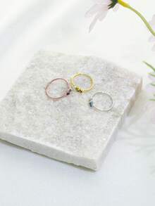 S925纯银定制方形诞生石戒指（1-6颗宝石）——送给爱人、朋友或家人的独特礼物。适合生日、周年纪念日、情人节、圣诞节或任何值得纪念的场合。这些戒指采用优质S925纯银打造，设计时尚，并可定制1至6颗方形宝石。