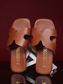 1 paire de sandales romaines marron uni pour petites filles, grande taille, en PU souple et confortable, à enfiler, bout carré, plates, antidérapantes, à la mode et mignonnes, adaptées aux garçons et filles de 3 à 12 ans. Décontractées, pour les fêtes, les vacances à la plage, nouveauté été 2025