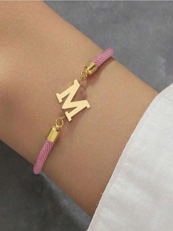 1 bracelet en acier inoxydable à la mode et créatif avec lettres A-Z, 26 lettres anglaises en rose, ajustable en taille. Les filles peuvent porter le bracelet avec la première lettre de leur prénom dans la vie quotidienne
