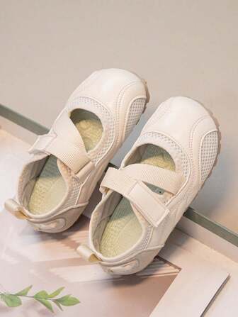 Een nieuw paar kinderschoenen voor buiten, veelzijdig, comfortabel en geschikt voor alle seizoenen, perfect voor vakanties, feestjes en school. Ze zijn modieus en casual, met een platte en zachte zool.