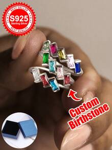 S925纯银定制方形诞生石戒指（1-6颗宝石）——送给爱人、朋友或家人的独特礼物。适合生日、周年纪念日、情人节、圣诞节或任何值得纪念的场合。这些戒指采用优质S925纯银打造，设计时尚，并可定制1至6颗方形宝石。