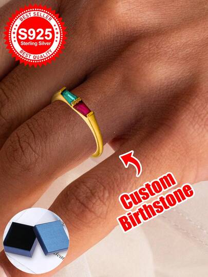 Anpassad rektangulär födelsestensring i 925 sterlingsilver – en trendig och personlig present till dina nära och kära, vänner eller familj. Perfekt för födelsedagar, årsdagar, alla hjärtans dag, jul eller andra minnesvärda tillfällen. Denna ring är tillverkad av högkvalitativt 925 sterlingsilver, med en elegant design och en anpassningsbar rektangulär ädelsten. En snygg och innerlig accessoar som ger en unik charm till alla tillfällen, vilket gör den till ett perfekt val att ge bort till din älskade.