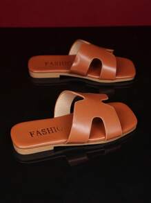 1 paire de sandales romaines marron uni pour petites filles, grande taille, en PU souple et confortable, à enfiler, bout carré, plates, antidérapantes, à la mode et mignonnes, adaptées aux garçons et filles de 3 à 12 ans. Décontractées, pour les fêtes, les vacances à la plage, nouveauté été 2025
