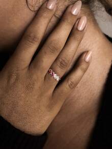 S925纯银定制方形诞生石戒指（1-6颗宝石）——送给爱人、朋友或家人的独特礼物。适合生日、周年纪念日、情人节、圣诞节或任何值得纪念的场合。这些戒指采用优质S925纯银打造，设计时尚，并可定制1至6颗方形宝石。