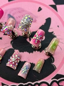 10 Unhas feitas à mão no formato de um bico de pato curto, decoradas em um estilo elegante e romântico francês nos Estados Unidos e na Europa, com um design pintado à mão em verde com estampado tie-dye e diamantes, laço 3D tridimensional, unhas luxuosas feitas à mão, estilo Y2k Baddie, são destacáveis e reutilizáveis, adequadas como presentes. Anexar 1 Gel e 1 Lixa