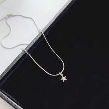 1 pièce Collier pendentif en acier inoxydable minimaliste à la mode avec chaîne en os de serpent argenté, croix et étoile, pour hommes. Inaltérable, convient pour un port quotidien