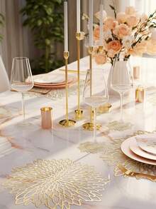 Cirelle 12 件金色花朵 15 英寸圆形餐垫，PVC，3.94 英寸圆形空心花朵杯垫，可水洗，易清洁，可擦拭，防滑，耐热，适用于房间装饰、餐桌装饰、家居装饰、节日、派对、生日、婚礼和晚宴 - 彩色 - 查看 4