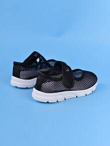 1 par de tênis esportivos infantis de malha de cor sólida com fecho de , minimalistas, práticos, confortáveis, macios e modernos