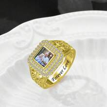 925er Sterling Silber quadratischer individuell bedruckter Foto-Ring - ein sentimentales und personalisiertes Geschenk für Liebhaber, Familie oder Freunde. Ideal für Jahrestage, Geburtstage, Valentinstag, Weihnachten oder andere denkwürdige Anlässe. Dieser Ring verfügt über einen quadratischen Fotorahmen mit funkelnden Details