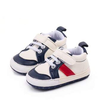 1 双男婴拼色系带设计钩环扣平底鞋，适合户外