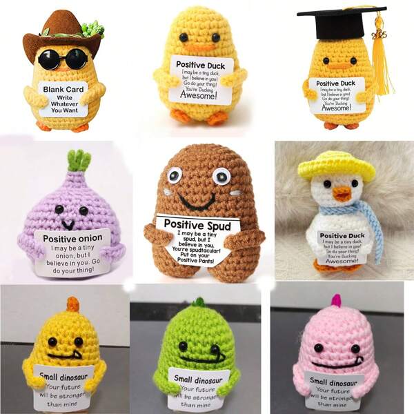 1 pieza de ornamento de muñeca de peluche tejida a mano con palabras de energía positiva y aliento, también se puede regalar como pequeños obsequios a amigos y familiares. Los encantadores juguetes de punto son muy adecuados para la sala de estar y el escritorio en el hogar, regalos de cumpleaños y ornamentos decorativos para la decoración de la habitación como regalos de temporada de graduación.