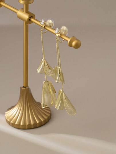 2 件无痛夹式花卉耳环，无需穿孔，长款金色花朵耳夹，时尚个性化耳坠，适合女士