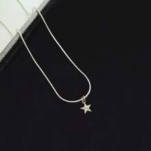 1 pièce Collier pendentif en acier inoxydable minimaliste à la mode avec chaîne en os de serpent argenté, croix et étoile, pour hommes. Inaltérable, convient pour un port quotidien