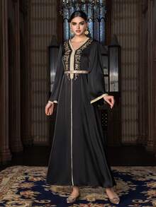 Faeriesty Abaya de lujo de satén para vestidos de noche con bordado de cuentas y cinturón ajustable en la cintura - Diseño de cuello en V de manga larga, patrones florales con inspiración retro y detalles con cristales para galas de noche, banquetes de boda y eventos de alfombra roja de alta gama