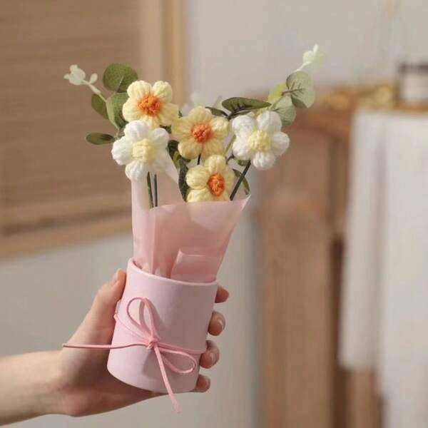 Ramo de margaritas de ganchillo hecho a mano en caja rosa | Flores blancas con centro amarillo y follaje verde, decoración de escritorio mini y dulce regalo para ella (cumpleaños, Día de la Madre) | Arreglo floral acogedor
