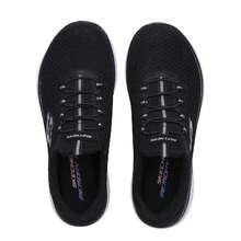 Skechers 女款輕量休閒鞋，女款一腳蹬走路鞋，舒適透氣緩震運動鞋 12980-BKW - 黑色/白色 - 查看 10