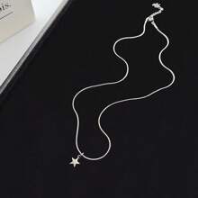 1 pièce Collier pendentif en acier inoxydable minimaliste à la mode avec chaîne en os de serpent argenté, croix et étoile, pour hommes. Inaltérable, convient pour un port quotidien