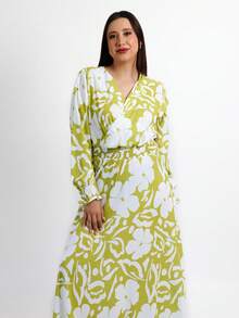 Maxi Vestido Largo  Estampado para Mujer con Cuello cruzado , con Mangas, Resorte en la Cintura y Diseño con Olanes y Fajo – Hecho de Tela CEY Fresca, Suave y Elegante, Perfecto para Ocasiones Especiales, Fiestas, Bodas, Eventos de Verano y Salidas Nocturnas. Con un Estilo Sofisticado y Moderno para Mujeres Jóvenes y Adultas que Buscan Confort, Elegancia y Estilo, Este Vestido Resalta tu Silueta con el Ajuste Cómodo del Resorte en la Cintura. Ideal para Combinación con Tacones y Accesorios Elegantes, Este Diseño Atemporal se Adapta a Diversos Estilos y Te Hace Lucir Elegante en Cualquier Evento Formal o Informal. Disfruta de la Frescura y Confort que Te Brinda la Tela London, Con un Corte Elegante que Hace de Este Vestido la Elección Perfecta para M  Bajo con volante  Envolvente  Cinturón - Verde Lima - Ver 2