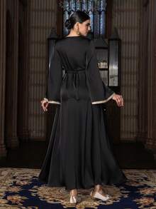 Faeriesty Abaya de lujo de satén para vestidos de noche con bordado de cuentas y cinturón ajustable en la cintura - Diseño de cuello en V de manga larga, patrones florales con inspiración retro y detalles con cristales para galas de noche, banquetes de boda y eventos de alfombra roja de alta gama