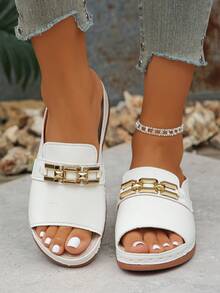 Fashionable Metal Chain Buckle, Simple And Pure Color, Comfortable And Lightweight, Women's Wedge Heel Thick-Soled Sandals, Open-Toe, One-Word White Sandals, Soft-Soled White Sandals, Resort Style, Suitable For Summer Daily Wear, Indoor And Outdoor Wear, Casual Shopping, Vacation, Play, Beach Slippers, White Slippers, White Shoes, Large Size Women's Shoes, Women's Thick-Soled Shoes, Wedge Heel Shoes - 白色 - 查看 5