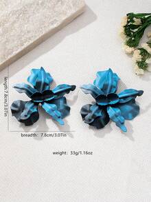 1 对度假风格金属花朵吊坠耳环，适合女士日常和派对装扮，花朵图案随机