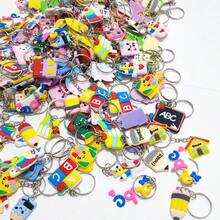 40个可爱卡通造型钥匙扣，款式多样，适合作为派对礼物、节日礼物、返校礼物、汽车配件、包包挂饰、背包挂饰，亦可用于哥特风、Y2K风、圣诞节等场合，是送给老师、朋友、姐妹、母亲、父亲、毕业生和老师的理想礼物。 - 彩色 - 查看 5
