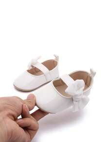 0-1岁女宝宝亮面PU蝴蝶钩环设计平底百搭公主鞋，适合春夏季 - 白色 - 查看 9