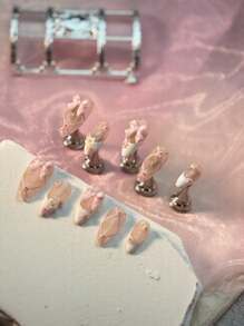 10 Peças de Arte de Unhas Francesa Clássica, Feitas à Mão, com Formato de Amêndoa, Conjunto de Unhas Postiças de Cobertura Total com Flores 3D Brancas de Verão, Flores Decorativas 3D Elegantes e Laços, Conjunto de Arte de Unhas Acrílicas de Cobertura Total Estilo Europeu Doce, Adequado para Mulheres e Meninas, Acompanha 1 Mini Lixa de Unha e 1 Etiqueta Adesiva.