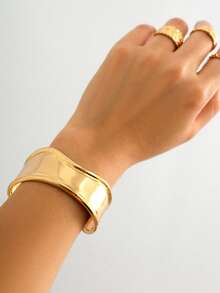 时尚百搭的女孩生日礼物，高端感觉，派对和日常穿着，极简主义奢华小众礼物，嘻哈风格简约光滑不对称手链，女式金属几何 V 形手镯 - 銀色 - 查看 2