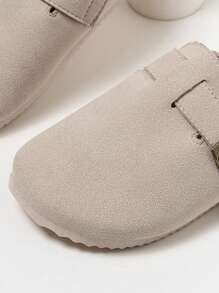 1 paire de mules casual simples à bout rond, à talon bas, douces et légères, ornées de boucles doubles, pour enfants. Idéales pour le port quotidien.