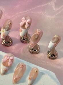 10 Peças de Arte de Unhas Francesa Clássica, Feitas à Mão, com Formato de Amêndoa, Conjunto de Unhas Postiças de Cobertura Total com Flores 3D Brancas de Verão, Flores Decorativas 3D Elegantes e Laços, Conjunto de Arte de Unhas Acrílicas de Cobertura Total Estilo Europeu Doce, Adequado para Mulheres e Meninas, Acompanha 1 Mini Lixa de Unha e 1 Etiqueta Adesiva.