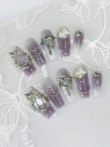 Cet ensemble d'art pour les ongles se compose de 10 faux ongles longs de forme cercueil, faits à la main. Arborant une nuance violette dégradée dans un style pur et séduisant, ces ongles sont ornés de cristaux en forme de gouttes d'eau translucides comme de la glace
