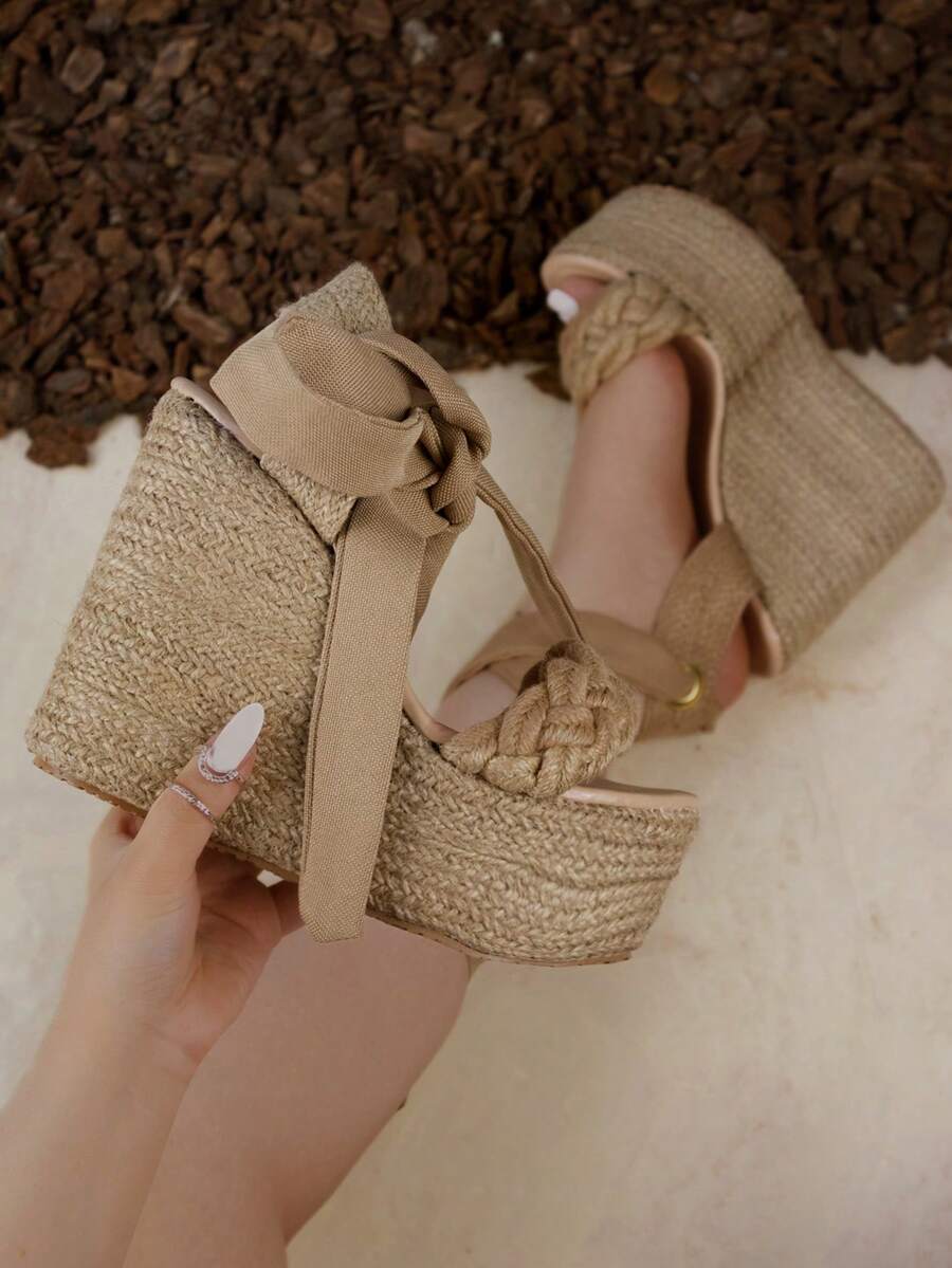 Zapatilla de moda para mujer tipo alpargata o cuña con plataforma ancha tejida, cómoda y con gran soporte, con elegante ajuste en el tobillo y amarre de cintas de lona, ideales para uso diario para salidas casuales, para uso en interiores y exteriores, para salidas a la playa, salidas de campo, salidas en calor, ofreciendo un toque de estilo, confort  y glamour que resaltan la sofisticación en el calzado femenino. - Marrón - Ver 1