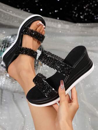 全新大码女式舒适简约平行水钻透明带露趾坡跟凉鞋，休闲时尚户外度假沙滩夏季鞋