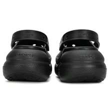 Crocs 男女通用蓬松木底凉鞋，舒适休闲运动鞋，室内/室外，沙滩装 - 207521-001