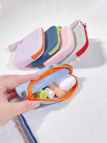 1个双色心形硅胶收纳袋，可收纳硬币、银行卡、钥匙、数据线、耳机、口红等物品，耐磨、柔软、抗撕裂，小巧便捷，容量大，硅胶材质，触感舒适，也可用于收纳美容化妆工具。此外，它还可用作化妆包、梳妆包、洗漱包或化妆品包。