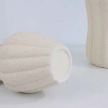 1 pièce Un beau vase en céramique d'une hauteur de 20 centimètres, de petite taille, adapté pour un placement sur le bureau, convenant aux fleurs séchées et fraîches, avec un design de surface givrée rugueux, à la mode et novateur, avec un style moderne, convenant aux jeunes, aux personnes d'âge moyen et aux jeunes