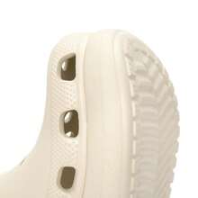 Crocs Sandalias deportivas tipo zuecos hinchados unisex, cómodas para interiores/exteriores y playa, estilo # 207521-2Y2