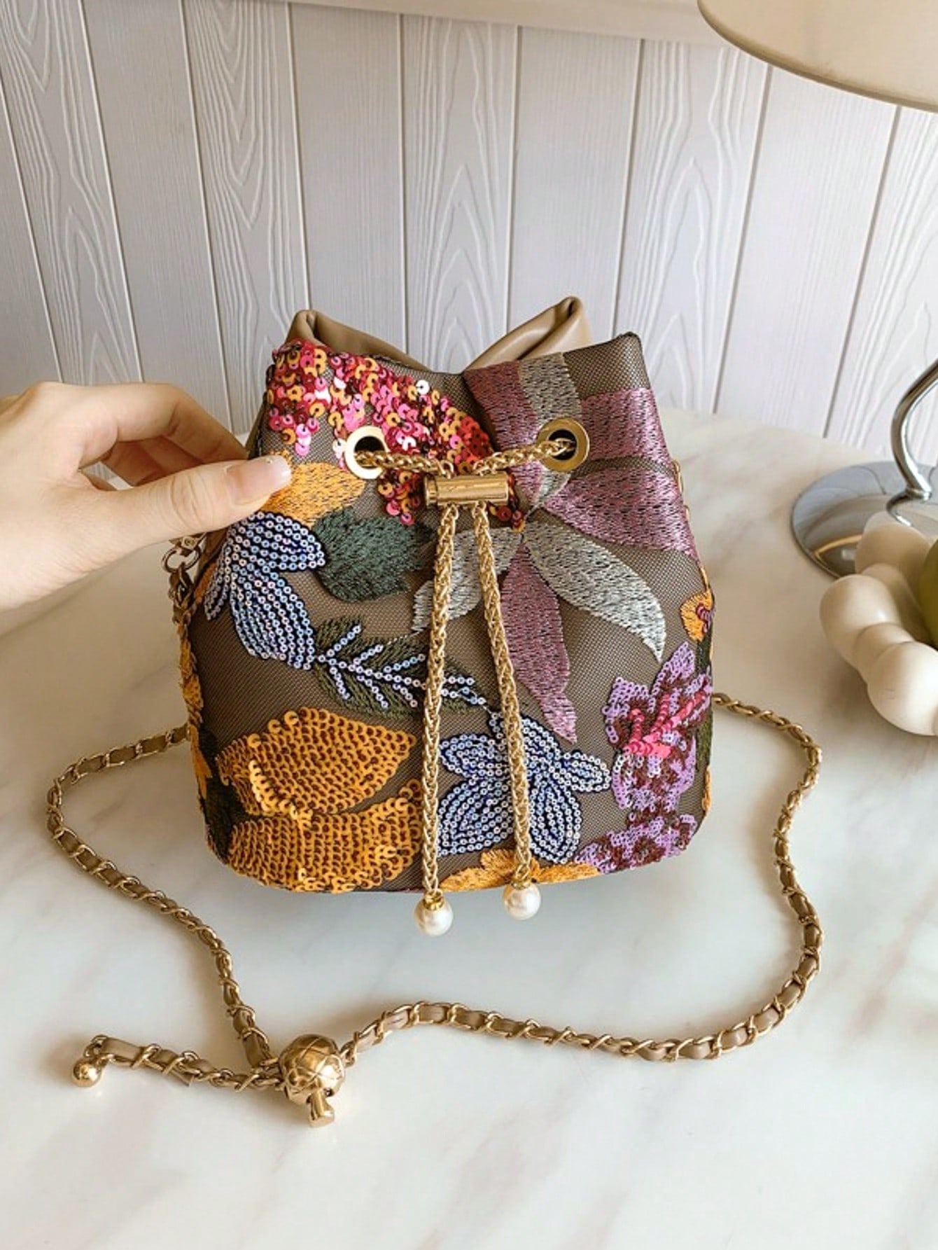 حقيبة سطل كتان مطرزة بزهور وأوراق ملونة من البي في...