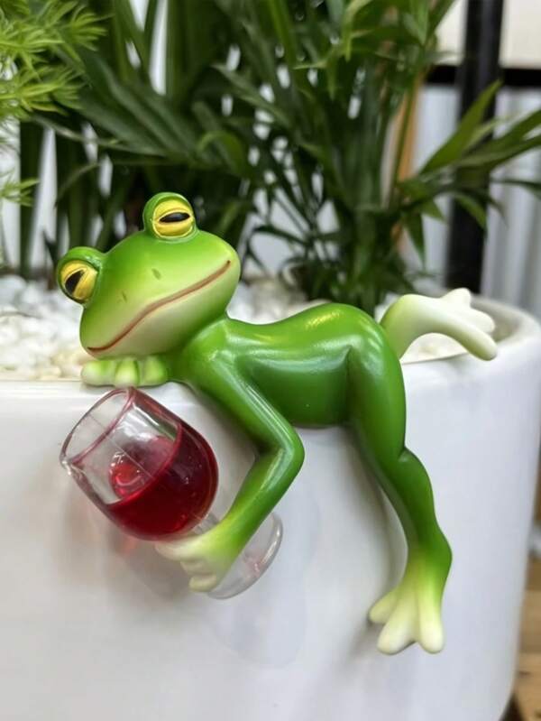 3 piezas de maceteros colgantes de resina con diseño de ranas caprichosas - ranas verdes con manchas blancas y detalles de botella, decoración moderna para jardín y balcón, adecuado para celebraciones de Pascua, Halloween, Navidad y Año Nuevo, accesorio de balcón | Diseño juguetón | Textura detallada, decoración de ranas para el jardín